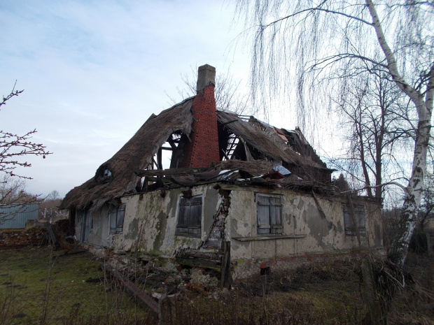 Tropy Elbląskie-ostatni dom podcieniowy w tej wsi chyli się ku upadkowi