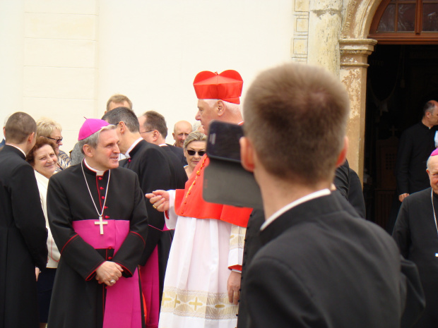Biskup Nitkiewicz zaprasza do posadzenia dębu.