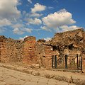 Włochy, Pompeje. Pod koniec IV wieku p.n.e. Pompeje zawarły z Rzymem układ sojuszniczy, który zobowiązywał je do pomocy militarnej, ale pozostawiał Pompejańczykom autonomię, własne urzędy i język.