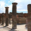 Pompeje posiadały system kanalizacyjny poprowadzony wzdłuż ulic. Woda do fontann ulicznych, term i bogatszych domów dostarczana była akweduktem.