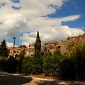 Ruiny Pompejów położone są ok. 20 km na południowy wschód od Neapolu. Dwa inne miasta, które zniszczyła erupcja Wezuwiusza w 79 roku to Herkulanum i Stabie.