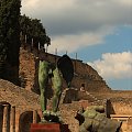 Włochy, Pompeje, Igor Mitoraj - rzeźby 'Gambe alate" i "Torso di Ikaro"
