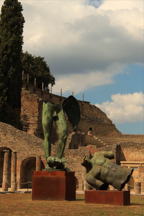 Włochy, Pompeje, Igor Mitoraj - rzeźby 'Gambe alate" i "Torso di Ikaro"