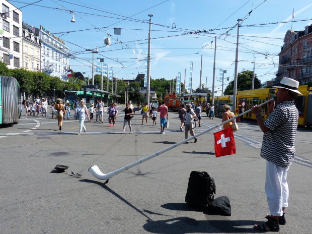 Przed dworcem W Basel grający na rogu alpejskim