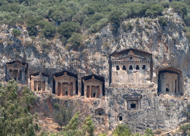 Starożytne skalne grobowce w Turcji.