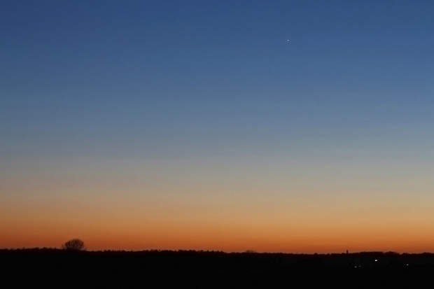 Samotna Wenus nad zachodnim horyzontem