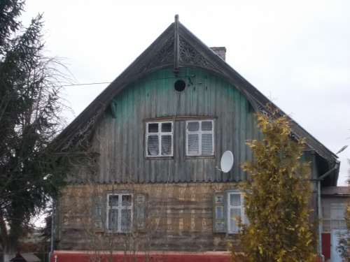 Węgle Żukowo - dom sołtysa z ozdobnymi laubzekinami