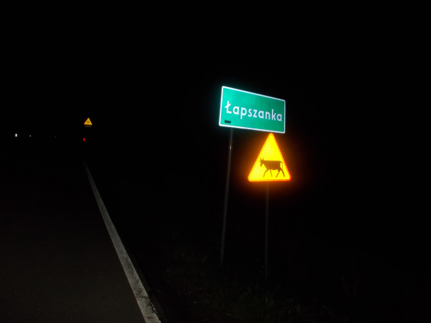 Jeszcze w ciemnościach wdrapuję się do Łapszanki.