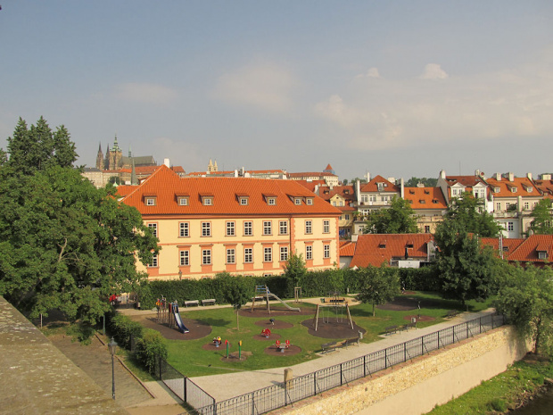 Praha. Dětské hřiště Pod Karlovým mostem