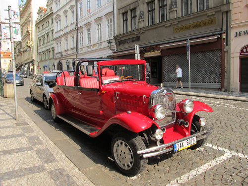 Pojazd turystyczny w Pradze czeskiej