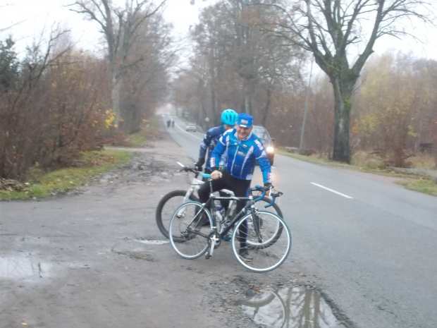 Pierwsza z zaplanowanych 6 zmian rowerów. Wheeler odpoczywa, Giant MTB jedzie.