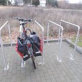 Sztutowo-jak stworzyć parking rowerowy nie zabierając za dużo miejsca samochodom? Ano tak. Odstępy 30 cm nie gwarantują sukcesu.