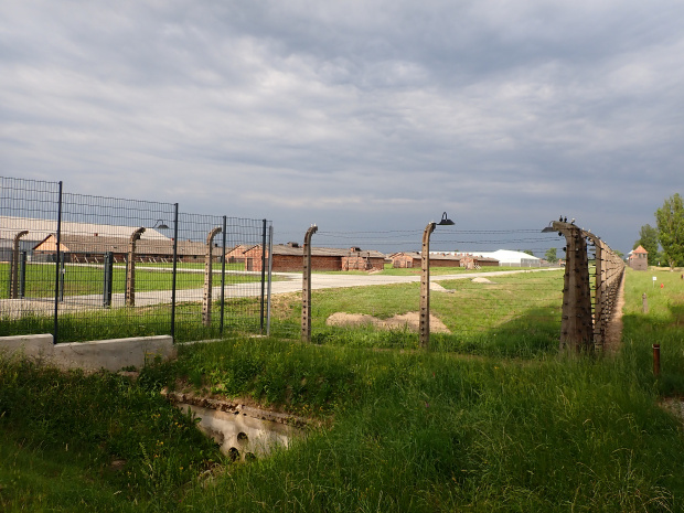 Trasa biegnie przy zabudowaniach obozu koncentracyjnego w Brzezince