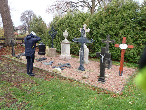 Krzyże przy cerkwi przeniesione z Cmentarza 11 Wsi i odnowione w 2020 roku