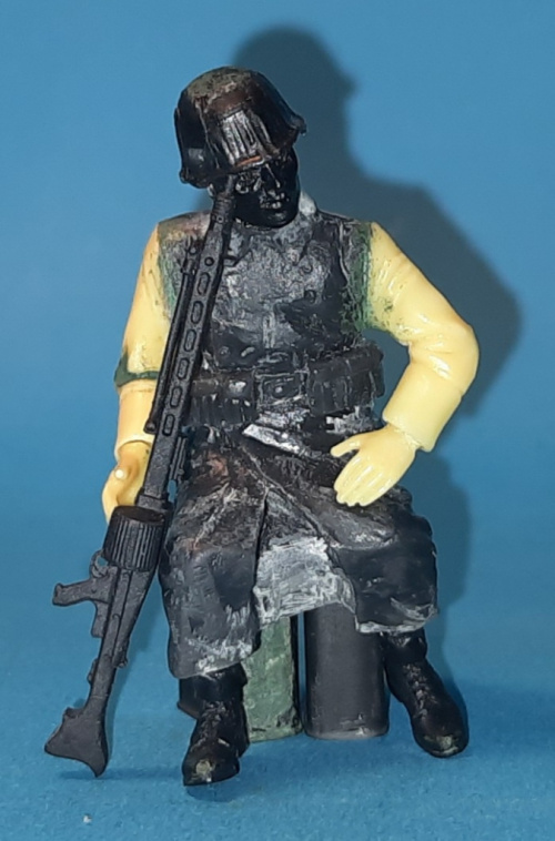 German seating soldier 1-25scale