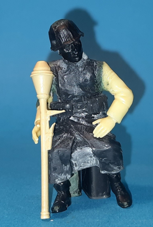 German seating soldier 1-25scale