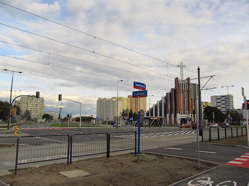 Warszawa - Bródno, ul. Kondratowicza po odbudowie po zakończeniu budowy metra.