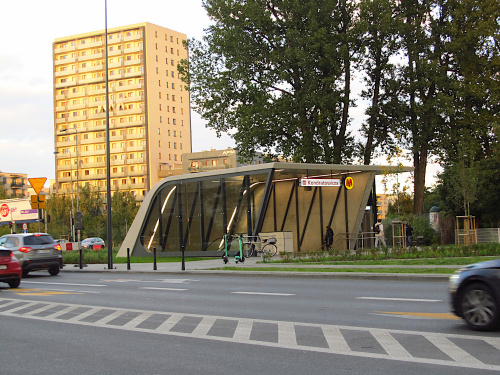 Wejście do stacji metra Kondratowicza
